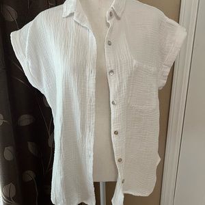 White short sleeve seersucker shirt. 100% cotton.